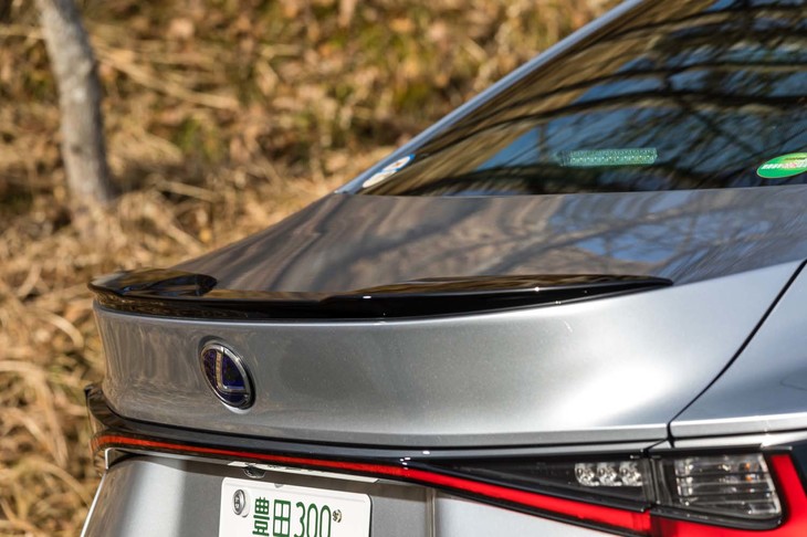 きれいな弧を描きつつ、厚みを感じさせるトランクリッド。その上端には薄型のスポイラーが装着されている。