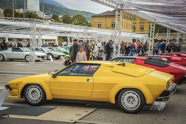 「ジャルパ」は「ウラッコ」をベースにした2座のミドシップスポーツ。ハードトップを取り外すことができる。