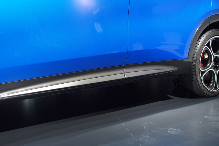 アルファ・ロメオ・トナーレ（サイドシル）