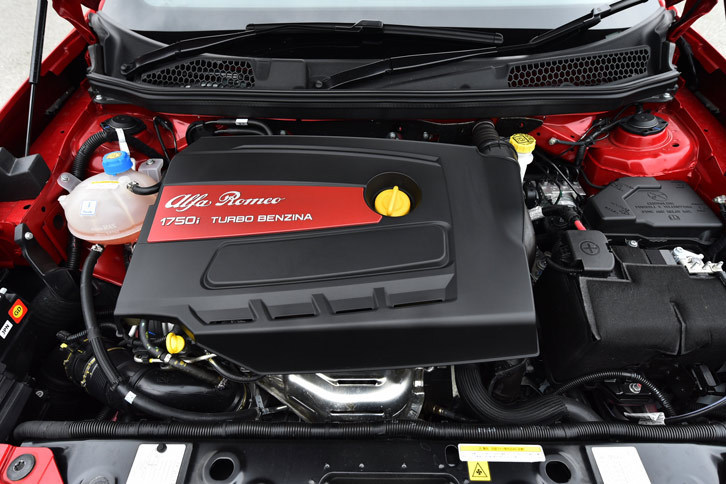 「4C」と同じ1.7リッター直4直噴ターボエンジン。240psという最高出力は同じだが（発生回転数は異なる）、最大トルクについては34.7kgmと若干抑えられている。