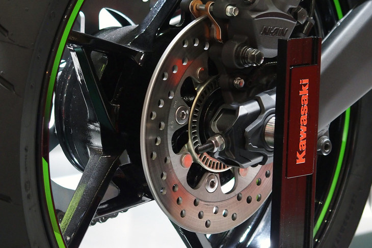 「カワサキ・ニンジャZX-25R」のリアブレーキ。
