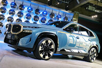 顔ばかりが取りざたされる「BMW XM」だが、全体を見ても、そのディテールはことごとくクドい。