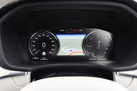 フル液晶タイプのメーターパネルには、燃費をはじめとする車両情報のほか、カーナビのマップなども表示できる。