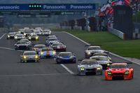 GT300クラスは、危なげない走りでNo.55 ARTA BMW M6 GT3（写真右端）が勝利を手にした。