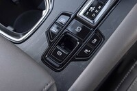 「EV」モードや「ハイブリッド」モードのスイッチ類はシフトセレクターの基部にレイアウトされる。