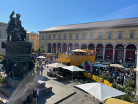 地元のBMWは、公園にあるカフェのような展示だった。