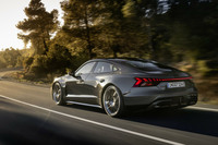 「アウディe-tron GT」がマイナーチェンジ　新たなハイエンドモデル「RS e-tron GTパフォーマンス」登場の画像