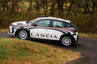 カルロス・タバレスCEOがドライブする「ランチア・イプシロン ラリー4HF」。