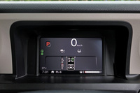 ホンダの軽として初めて7インチTFT液晶メーターを採用。シートベルトリマインダーの表示をメーター内に統合するなど、大事な情報を1カ所にまとめて映すことが可能となった。