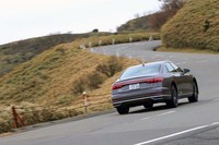 アウディが長きにわたって磨いてきたフルタイム4WDシステムを搭載する「A8」。その走行安定性の高さは、ドライバーに大きな安心感をもたらす。