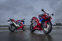 ホンダ最新の2台のスーパースポーツ。右が「CBR600RR」、左が「CBR1000RR-Rファイアブレード」。