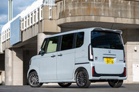 カーマニアの間では「カスタム」のイメージがさほど強くない「N-BOX」だが、新型の販売比率は、今のところ3：1で圧倒的にカスタム優勢である。（写真：向後一宏）