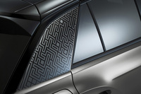 専用デザインで個性が演出された「Tロック ブラックスタイル」のC ピラー。