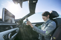 ステアリングを握る筆者。