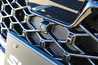 美しい光沢が目を引くフロントグリルも、実は無塗装の素地。何カ所かある閉口部は、表面処理にこだわって上手くツヤを抑えている。