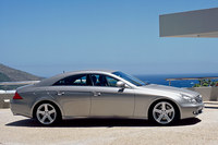 2004年にデビューした初代「CLS」。「あのマジメなメルセデスが、“機能＜デザイン”なクルマを出すなんて！」と大いに話題を集めた。