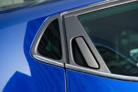 リアのドアハンドルはブラックアウトされ、一見すると3ドアハッチバックに見えるようデザインされている。