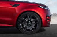 ホイールは20インチから23インチまでのサイズをラインナップ。写真はグロスブラックの「23インチ“スタイル5135”」。