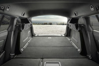 後席収納時の荷室容量は1780リッター。先代モデル比で243リッター大きい。ラゲッジフックレール、セパレーションネット（＝ドッグネット、「GTライン」「GT」に装備）、ステンレスシルプロテクター、トノカバーなどが「508SW」専用装備となる。