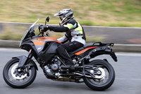 オンロード走行に重きを置いた「1290スーパーアドベンチャーS」。電子制御サスペンションを装備しており、4つのモードから減衰力特性を選択できる。