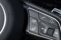 ステアリングホイールの右側スポークに備わる「RSモード」のスイッチ。2種類の設定を保存し、呼び出すことができる。