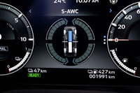ディスプレイに表示される「S-AWC」の作動状態。新型「アウトランダー」では、従来型では前輪のみに備わっていたブレーキベクタリング機能を後輪にも追加。滑りやすい路面でも、より高い効果を発揮できるようになった。