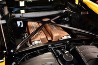 5.2リッターV10自然吸気エンジンの最高出力は610psから640psへ。スペシャルモデルの伝統を受け継ぎ、エンジンのヘッドカバーの色はブロンズとされる。