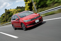 今回の改良ではボディーカラーの設定も変更。新色の「ドルフィングレーメタリック」と「キングスレッドメタリック」（写真）が採用された。