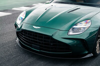 空力関連では、新設計のフロントエアダムやフロントベンチュリベーンの採用、アンダーボディーの改良により、最高速走行時に発生するダウンフォースを67kg増大させている。
