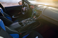 最高出力707PSの高性能モデル「アストンマーティンDBX707」が登場の画像