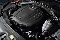ベルト駆動式オルタネータースターターと12Vのリチウムイオンバッテリーを組み合わせた、2リッター「35 TFSI」エンジン。高効率を追求しながらも、余裕の走りを実現している。