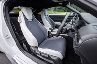 運転席にはスポーツ走行も視野に入れ、ホールド性を高めたシートを採用。内装色は「ブルー×ホワイト」がメインカラーとされる。