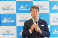 オールシーズンタイヤ「クロスクライメート3」「クロスクライメート3スポーツ」の発表イベントに登壇した日本ミシュランタイヤ代表取締役社長の須藤 元氏。