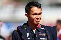 65年ぶりとなるタイ国籍ドライバーとして今年トロロッソからデビューしたアレクサンダー・アルボン（写真）。F1デビュー決定も突然なら、シーズン途中の第13戦ベルギーGPで起きたレッドブル昇格も急な話だった。チームの支柱、フェルスタッペンのチームメイトという難しいポジションでも善戦しており、ロシアGPでは自身のミスでピットレーンからスタート、セーフティーカーなどを味方にしながら5位入賞を果たすなど、派手さはないが堅実なシーズンを送っている。（Photo=Red Bull Racing）