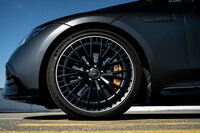 空力性能のよさも追求したという、オプションの21インチホイール。電動駆動のスポーツカー向けに設計された「ミシュラン・パイロットスポーツEV」タイヤが組み合わされていた。