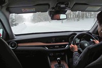 「ステルヴィオ」で、林間の雪道を行く。カーナビは標準装備されず、乗員のスマートフォンとApple CarPlayまたはAndroid Autoを活用することになる。