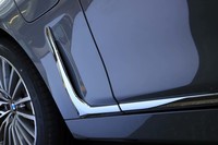 ボディーサイドに備わったホイールハウスからつながるエアアウトレットのサイズも拡大。それに伴ってシルバー加飾パーツのサイズも大きくなった。