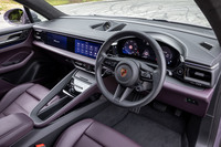 12.6インチのメーターパネルと10.9インチのセンターディスプレイが組み込まれたインストゥルメントパネル。水平基調のダッシュボードと、前方に向かって高くなるセンターコンソールの組み合わせは、最新のポルシェ各車に共通するデザインテイストだ。