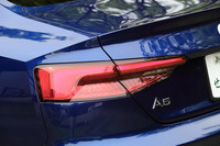 LED式のリアコンビランプ。セットオプション「S lineパッケージ」に含まれる。