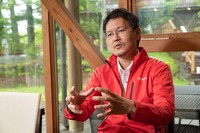 ホイールベース間のフロア下に駆動用バッテリーを敷き詰めるという方法はどのメーカーのEVでも変わらないため、コモディティー化を心配する岡部さん。そうした時代を迎えるまでは、ハイブリッドならではのユニークさをさらに発展させていきたいという。