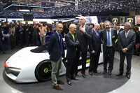 記者会見が終わり、安堵（あんど）の表情を浮かべるパオロ氏（右端）。