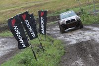 オフロードコースへと進入する「トヨタ・タンドラ」。「ジオランダーX-MT」を装着したタンドラは、雨のせいで条件が悪化していたにもかかわらず、スリップしたり足を取られたりすることなく、ぐいぐいと進んでいく。