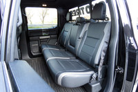 試乗車は4枚ドアのロングバージョン「スーパークルー」。後席の広さはご覧の通りで、ドリンクホルダー付きのセンターアームレストも備わる。