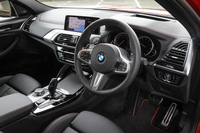 インパネは、先に販売を開始した新型「X3」と基本的に同一。「マルチファンクションMスポーツレザーステアリングホイール（シフトパドル付き）」を標準装備する。
