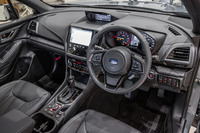 「フォレスターSTI Sportブラックインテリアセレクション」のインストゥルメントパネル。シルバーステッチのブラック表皮巻きインパネ加飾パネルやフロアコンソールリッドが採用される。