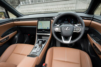 適度な包まれ感のある「LBX」のインテリア。他のレクサス車と比べるとデザインはいたってシンプルで、奇をてらったところはない。