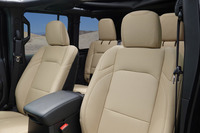 ソフトトップとカラーコーディネートされたタン色の布製バケットシートを採用。