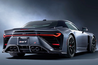 いっぽう「トヨタGR GT」はご覧のとおり。左右も下部もほとんど絞りや削り込みはなく、四角張った造形をしている。