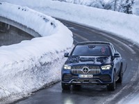 「Eアクティブボディーコントロール」を装着した「GLE400d 4MATICクーペ」で右コーナーを行く。車体がわずかにイン側に傾斜しているのが分かる。