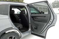 実用車としてのユーティリティーの高さは、代々受け継がれる「CR-V」の美点。多機能な後席に加え、直角近くまで開口するリアドアも自慢だ。